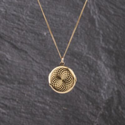 Pre-Owned 9ct Yellow Gold Round Patterned Locket Pendant & 20 Inch Curb Chain 41143233