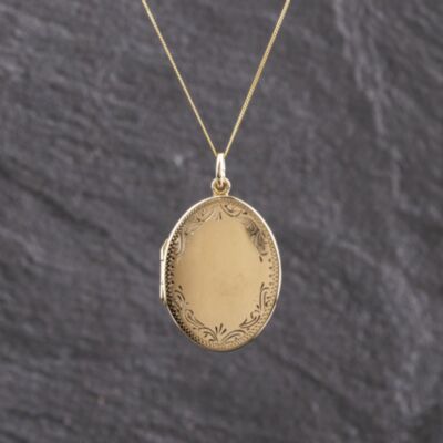 Pre-Owned 9ct Yellow Gold Oval Patterned Locket Pendant & 18 Inch Curb Chain 41143279