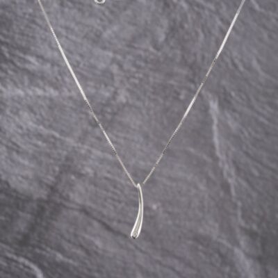 Pre-Owned 9ct White Gold Brilliant Cut Diamond Bar Pendant & 16-18 Inch Box Chain 41143282