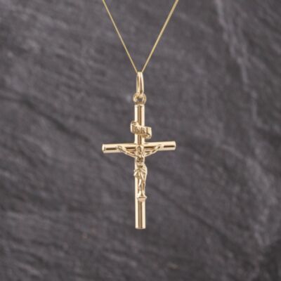 Pre-Owned 9ct Yellow Gold Crucifix Cross Pendant & 18 Inch Curb Chain 41143361