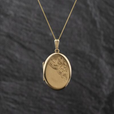 Pre-Owned 9ct Yellow Gold Three Quarter Engraved Locket Pendant & 18 Inch Curb Chain 41143416