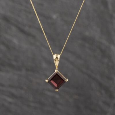 Pre-Owned 9ct Yellow Gold Garnet Square Gemstone Pendant & 18 Inch Curb Chain 41143547