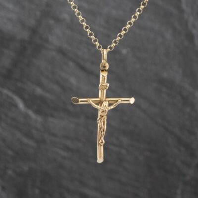 Pre-Owned 9ct Yellow Gold Cruxifix Cross Pendant & 19 Inch Belcher Chain 41143562