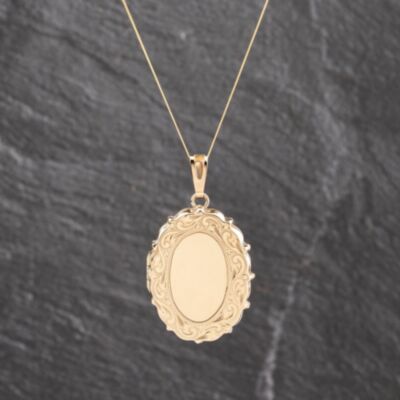 Pre-Owned 9ct Yellow Gold Oval Engraved Locket Pendant & 18 Inch Curb Chain 41143605