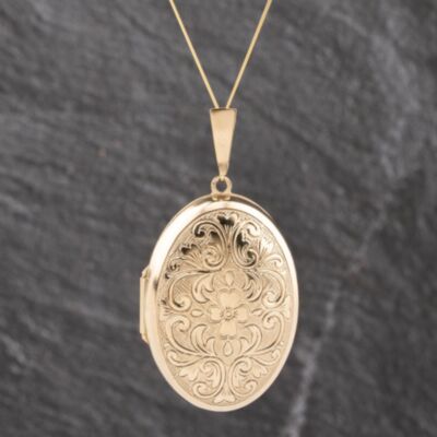 Pre-Owned 9ct Yellow Gold Oval Patterned Locket Pendant & 18 Inch Curb Chain 41143606