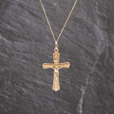 Pre-Owned 9ct Yellow Gold Crucifix Cross Pendant & 18 Inch Curb Chain 41143614