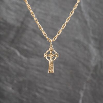 Pre-Owned 9ct Yellow Gold Celtic Cross Pendant & 22 Inch Prince Of Wales Chain 41143656