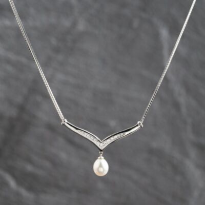 Pre-Owned 9ct White Gold Freshwater Pearl & 0.20ct Diamond Pendant & 16 Inch Curb Chain 41143674