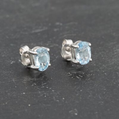 Pre-Owned 9ct White Gold 7mm Blue Topaz Oval Stud Earrings 41173388