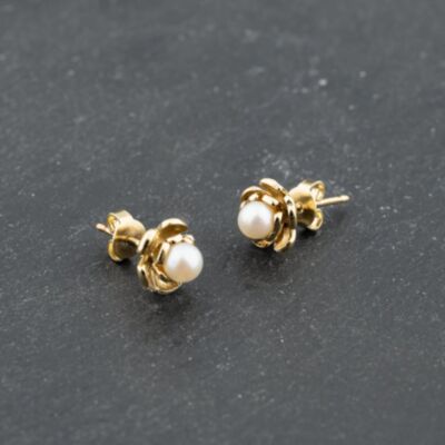 Pre-Owned 9ct Yellow Gold 9mm Cultured Pearl Flower Stud Earrings 41173662