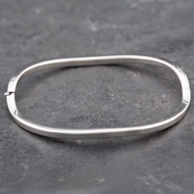 Pre-Owned 9ct White Gold Wave Hinged Bangle 41211204