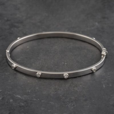 Pre-Owned 9ct White Gold Cubic Zirconia Oval Standard Hinged Bangle 41211292