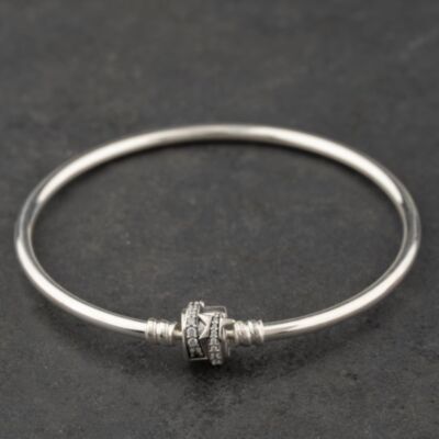 Pre-Owned Pandora Silver Cubic Zirconia Set Clasp Charm Bangle 41221448