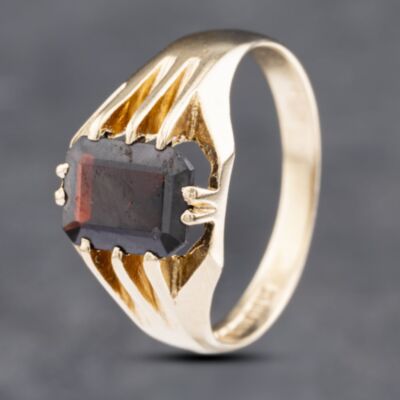 Pre-Owned Vintage 9ct Yellow Gold Garnet Oval Signet Ring 41341776