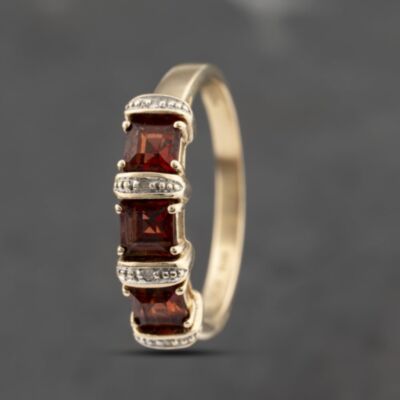 Pre-Owned 9ct Yellow Gold Garnet & Diamond Dress Ring 41383472