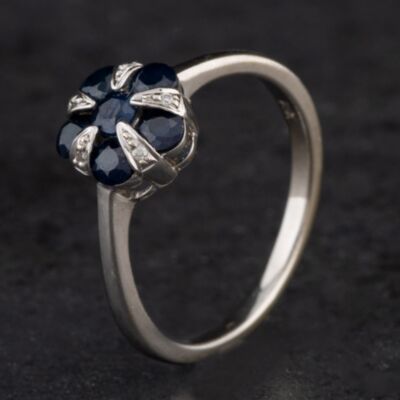 Pre-Owned 18ct White Gold Cluster Ring 4138627