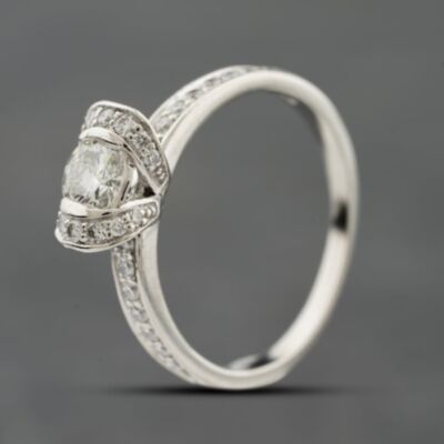 Pre-Owned Platinum 0.80ct Brilliant Cut Diamond Shoulder Set Solitaire Ring 41482642