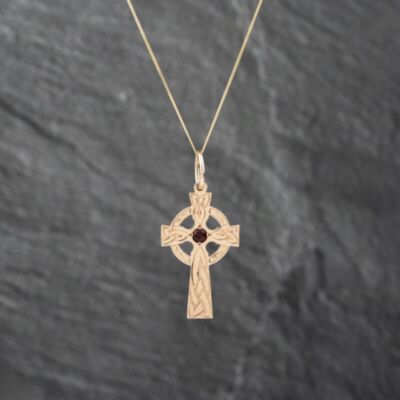 Pre-Owned 9ct Yellow Gold Garnet Set Celtic Cross Pendant & 18 Inch Curb Chain 43141268