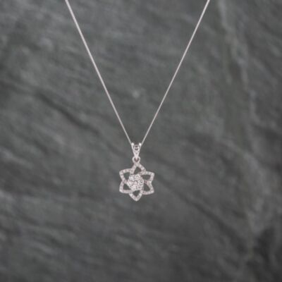 Pre-Owned 18ct White Gold 0.24ct Brilliant Cut Diamond Flower Pendant & 18 Inch Curb Chain 43141299