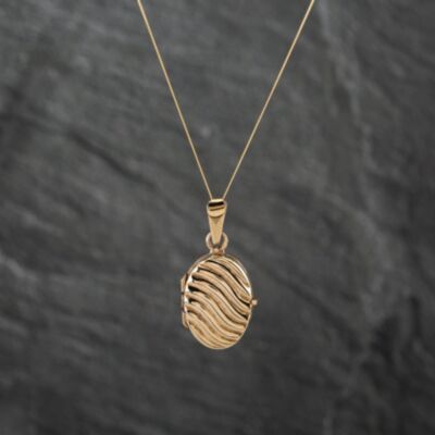 Pre-Owned 9ct Yellow Gold Oval Patterned Locket Pendant & 18 Inch Curb Chain 43141303