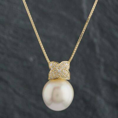 Pre-Owned 18ct Yellow Gold Diamond & 0.32ct South Sea Pearl Pendant & 18 Inch Box Chain 4314132
