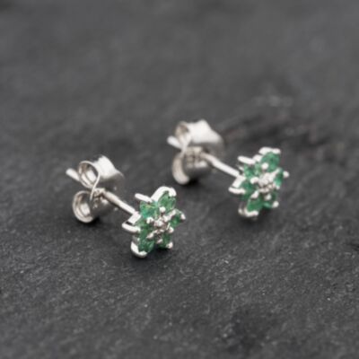 Pre-Owned 9ct White Gold 0.28ct Emerald & Diamond Flower Cluster Stud Earrings 43171287