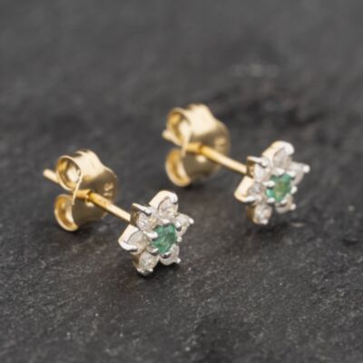 Pre-Owned 9ct Yellow Gold 0.06ct Emerald & 0.24ct Diamond Flower Cluster Stud Earrings 43171298