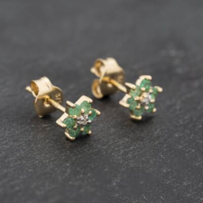 Pre-Owned 9ct Yellow Gold 0.28ct Emerald & Diamond Flower Cluster Stud Earrings 43171302