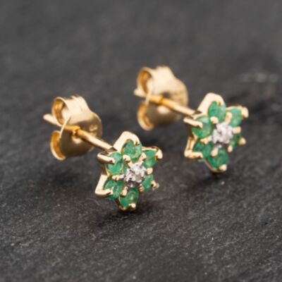 Pre-Owned 9ct Yellow Gold 0.30ct Emerald & Diamond Flower Cluster Stud Earrings 43171312