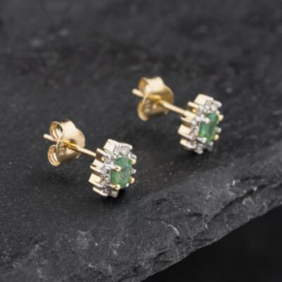 Pre-Owned 9ct Yellow Gold 0.30ct Emerald & Diamond Oval Cluster Stud Earrings 43171330