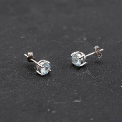 Pre-Owned White Gold 4.5mm Blue Topaz Set Stud Earrings 43171377