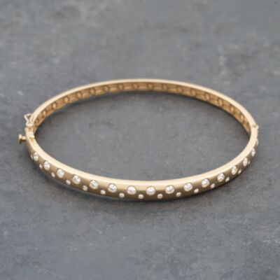 Pre-Owned 14ct Yellow Gold 1.04ct Brilliant Cut Diamond Frosted Graduated Medium Hinged Bangle 43211014