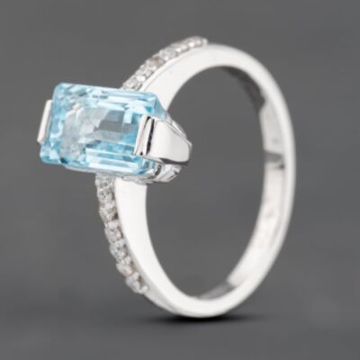 Pre-Owned 18ct White Gold 3.21ct Blue Topaz & 0.15ct Brilliant Cut Diamond Shoulders Ring 43451020