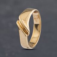 Pre-Owned 9ct Yellow Gold Swirl Signet Ring 41102949
