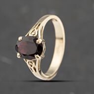 Pre-Owned 9ct Yellow Gold Garnet Oval Dress Ring 41103532