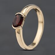 Pre-Owned 9ct Yellow Gold Garnet Oval Dress Ring 41103555