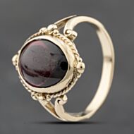 Pre-Owned 9ct Yellow Gold Garnet Oval Dress Ring 41103787