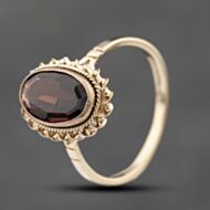Pre-Owned 9ct Yellow Gold Garnet Oval Dress Ring 41103804