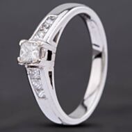 Pre-Owned 18ct White Gold Princess Cut Diamond Shoulder Set Solitaire Ring 4112325