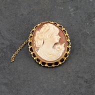 Pre-Owned 9ct Yellow Gold Cameo Oval Scalloped Edge Brooch 41131145