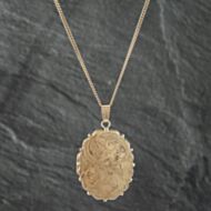Pre-Owned 9ct Yellow Gold Large Scollop Edge Hand Engraved Locket Pendant & 16 Inch Curb Chain 41142348