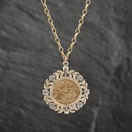 Pre-Owned 9ct Yellow Gold 2000 Elizabeth II Half Sovereign Coin Keeper Pendant & 18 Inch Anchor Chain 41142382