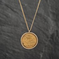 Pre-Owned Vintage 9ct Yellow Gold 1980 Elizabeth II Full Sovereign Coin Keeper Pendant & 18 Inch Curb Chain 41142385