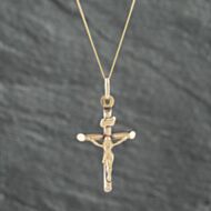 Pre-Owned 9ct Yellow Gold Crucifix Cross Pendant & 18 Inch Curb Chain 41142483