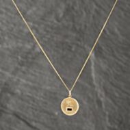 Pre-Owned 9ct Yellow Gold Garnet Qu Hier Que Demain Round Pendant & 18 Inch Curb Chain 41142580