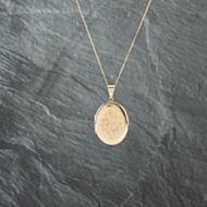Pre-Owned 9ct Yellow Gold Hand Engraved Oval Floral Design Locket Pendant & 18 Inch Curb Chain 41142736