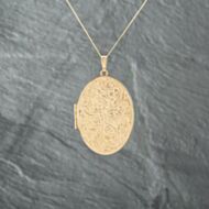 Pre-Owned 9ct Yellow Gold Large Oval Patterned Locket Pendant & 18 Inch Curb Chain 41142742