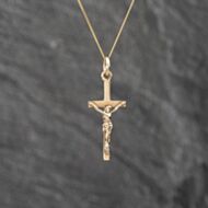 Pre-Owned 9ct Yellow Gold Crucifix Cross Pendant & 18 Inch Curb Chain 41142840
