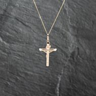 Pre-Owned 9ct Yellow Gold Crucifix Cross Pendant & 18 Inch Curb Chain 41142897