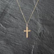 Pre-Owned 9ct Yellow Gold Foliate Engraved Cross Pendant & 18 Inch Curb Chain 41142901